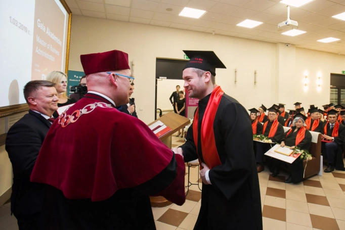 Zdjęcie nr 30 z galerii Absolwenci kierunku MBA (Partner kierunku: EY Academy of Business) odebrali dyplomy!
