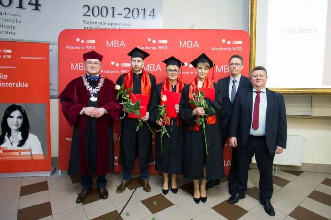 Zdjęcie nr 39 z galerii Absolwenci kierunku MBA (Partner kierunku: EY Academy of Business) odebrali dyplomy!