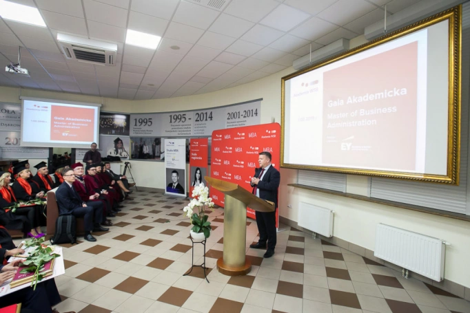 Zdjęcie nr 40 z galerii Absolwenci kierunku MBA (Partner kierunku: EY Academy of Business) odebrali dyplomy!