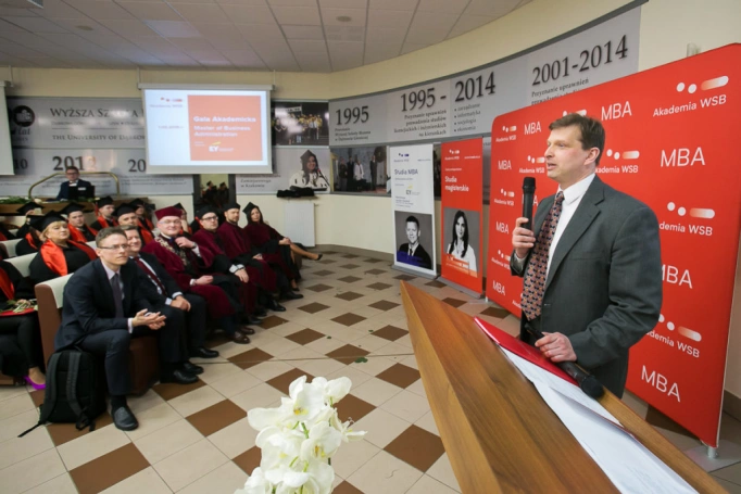 Zdjęcie nr 43 z galerii Absolwenci kierunku MBA (Partner kierunku: EY Academy of Business) odebrali dyplomy!