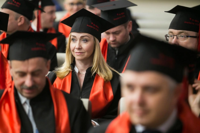 Zdjęcie nr 12 z galerii Absolwenci kierunku MBA (Partner kierunku: EY Academy of Business) odebrali dyplomy!