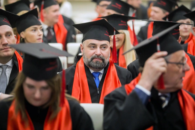 Zdjęcie nr 13 z galerii Absolwenci kierunku MBA (Partner kierunku: EY Academy of Business) odebrali dyplomy!