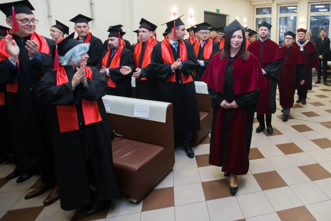 Zdjęcie nr 1 z galerii Absolwenci kierunku MBA (Partner kierunku: EY Academy of Business) odebrali dyplomy!