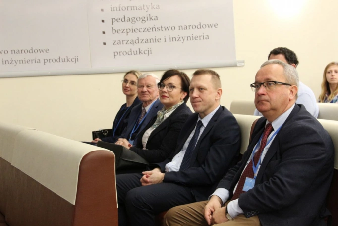 Zdjęcie nr 12 z galerii III Konferencja Naukowa z cyklu „Sukcesy i wyzwania w naukach o zarządzaniu. Od tradycji do współczesności”