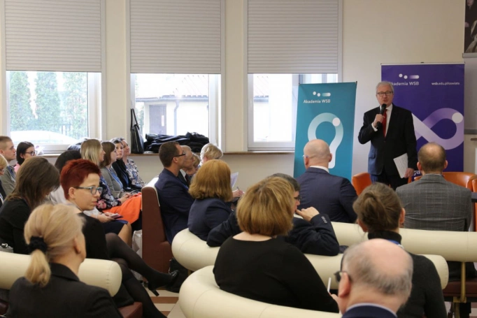 Zdjęcie nr 13 z galerii III Konferencja Naukowa z cyklu „Sukcesy i wyzwania w naukach o zarządzaniu. Od tradycji do współczesności”