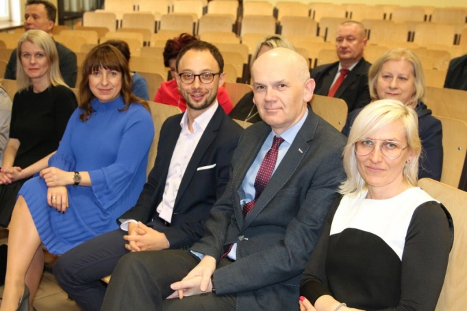 Zdjęcie nr 2 z galerii Absolwenci studiów podyplomowych Akademii WSB odebrali dyplomy oraz wyróżnienia
