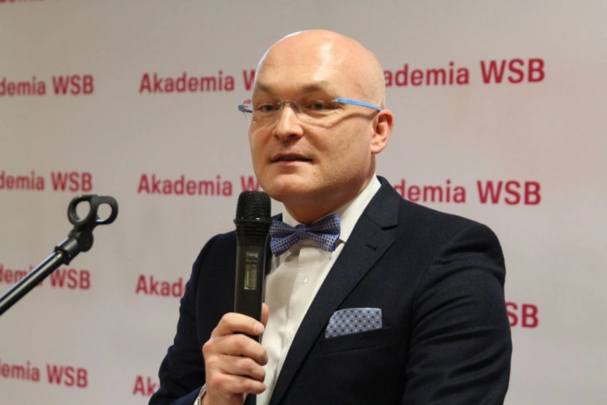 Zdjęcie nr 1 z galerii Absolwenci studiów podyplomowych Akademii WSB odebrali dyplomy oraz wyróżnienia