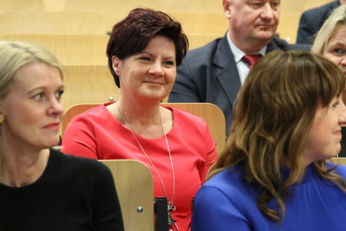Zdjęcie nr 5 z galerii Absolwenci studiów podyplomowych Akademii WSB odebrali dyplomy oraz wyróżnienia