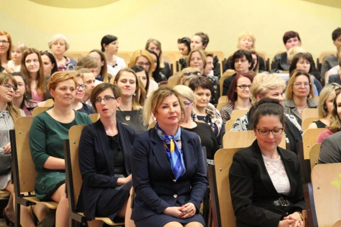 Zdjęcie nr 6 z galerii Absolwenci studiów podyplomowych Akademii WSB odebrali dyplomy oraz wyróżnienia