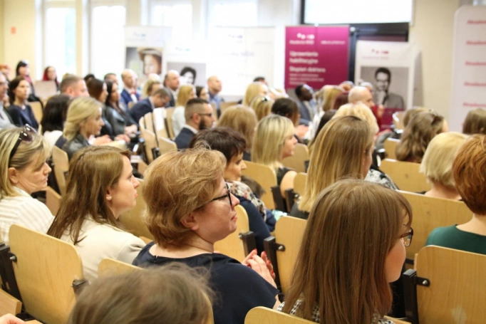 Zdjęcie nr 7 z galerii Absolwenci studiów podyplomowych Akademii WSB odebrali dyplomy oraz wyróżnienia