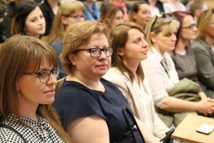 Zdjęcie nr 8 z galerii Absolwenci studiów podyplomowych Akademii WSB odebrali dyplomy oraz wyróżnienia