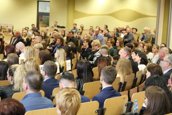 Zdjęcie nr 9 z galerii Absolwenci studiów podyplomowych Akademii WSB odebrali dyplomy oraz wyróżnienia