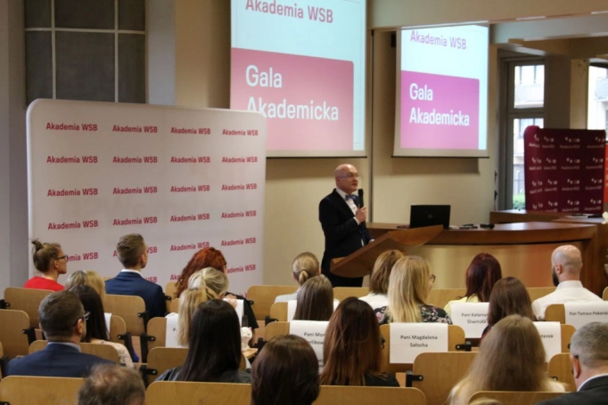 Zdjęcie nr 10 z galerii Absolwenci studiów podyplomowych Akademii WSB odebrali dyplomy oraz wyróżnienia