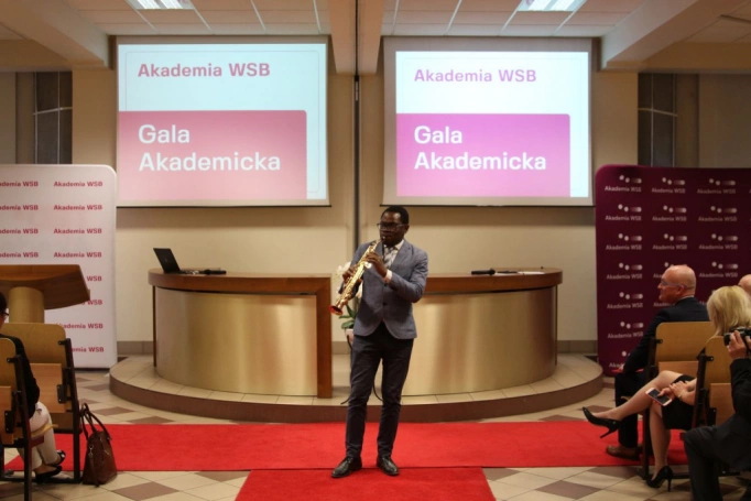 Zdjęcie nr 11 z galerii Absolwenci studiów podyplomowych Akademii WSB odebrali dyplomy oraz wyróżnienia