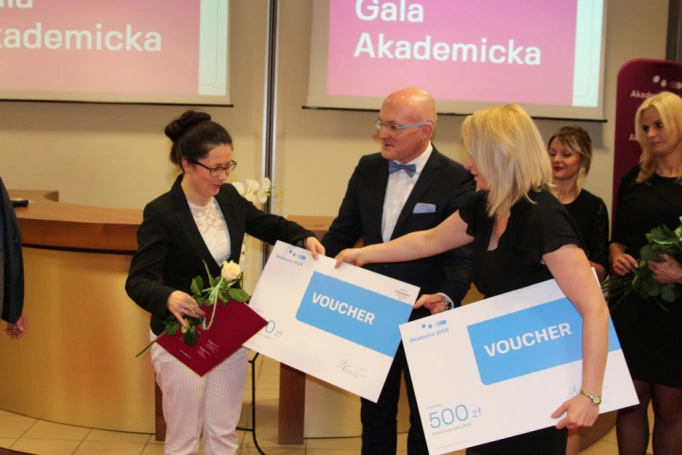 Zdjęcie nr 12 z galerii Absolwenci studiów podyplomowych Akademii WSB odebrali dyplomy oraz wyróżnienia