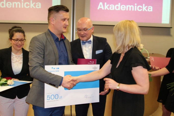 Zdjęcie nr 13 z galerii Absolwenci studiów podyplomowych Akademii WSB odebrali dyplomy oraz wyróżnienia