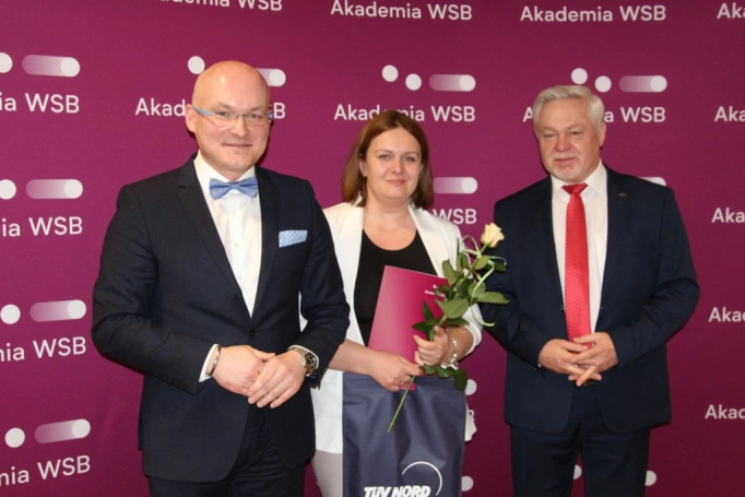 Zdjęcie nr 18 z galerii Absolwenci studiów podyplomowych Akademii WSB odebrali dyplomy oraz wyróżnienia
