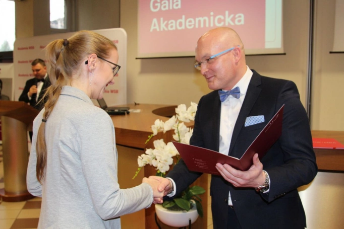 Zdjęcie nr 19 z galerii Absolwenci studiów podyplomowych Akademii WSB odebrali dyplomy oraz wyróżnienia