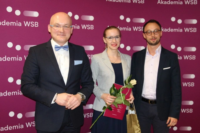 Zdjęcie nr 20 z galerii Absolwenci studiów podyplomowych Akademii WSB odebrali dyplomy oraz wyróżnienia