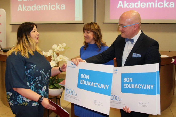 Zdjęcie nr 23 z galerii Absolwenci studiów podyplomowych Akademii WSB odebrali dyplomy oraz wyróżnienia
