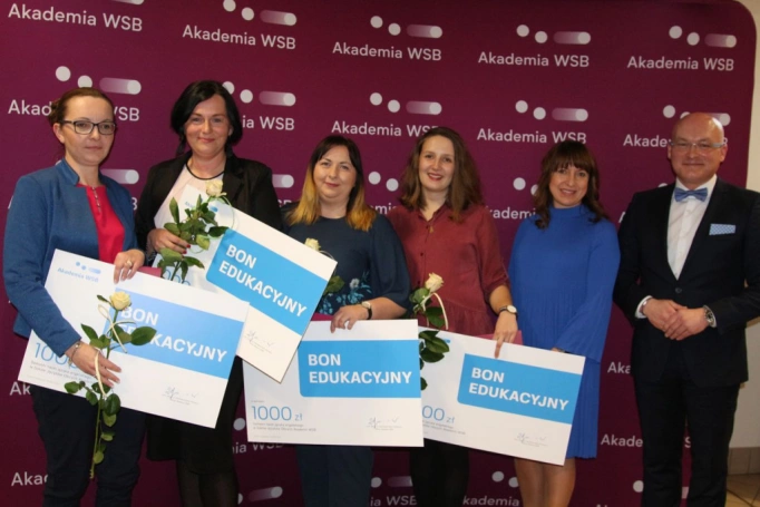 Zdjęcie nr 25 z galerii Absolwenci studiów podyplomowych Akademii WSB odebrali dyplomy oraz wyróżnienia