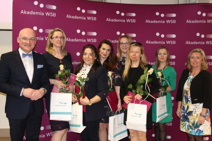 Zdjęcie nr 27 z galerii Absolwenci studiów podyplomowych Akademii WSB odebrali dyplomy oraz wyróżnienia