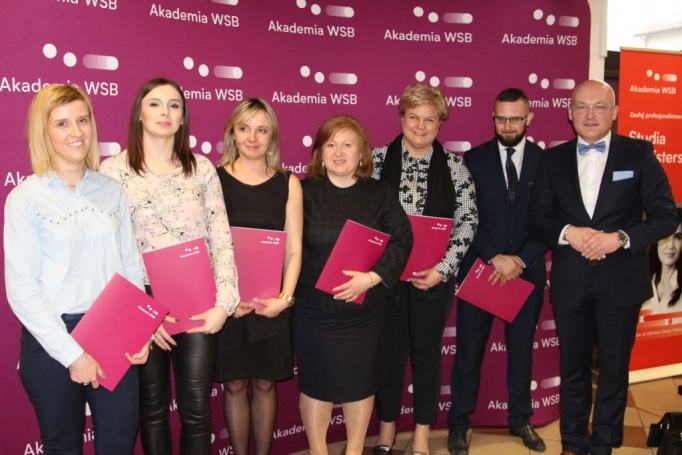 Zdjęcie nr 30 z galerii Absolwenci studiów podyplomowych Akademii WSB odebrali dyplomy oraz wyróżnienia