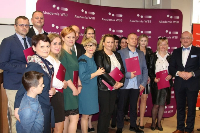 Zdjęcie nr 31 z galerii Absolwenci studiów podyplomowych Akademii WSB odebrali dyplomy oraz wyróżnienia