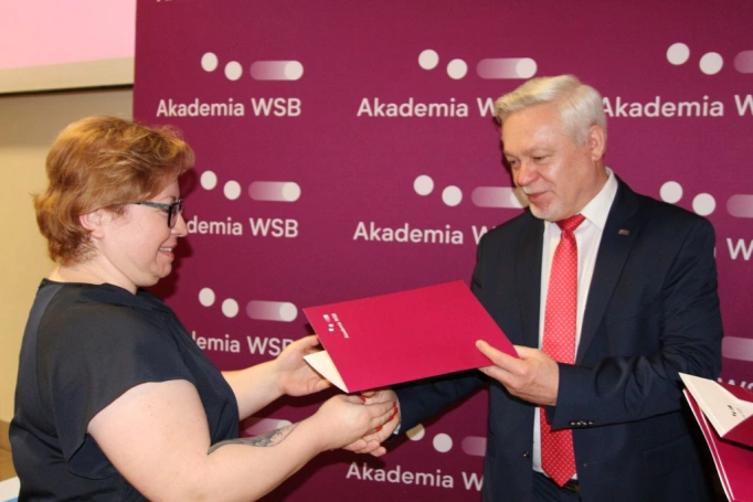 Zdjęcie nr 32 z galerii Absolwenci studiów podyplomowych Akademii WSB odebrali dyplomy oraz wyróżnienia