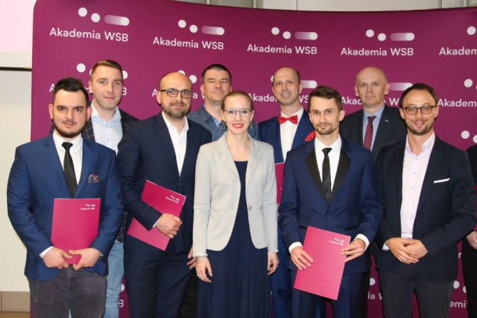 Zdjęcie nr 33 z galerii Absolwenci studiów podyplomowych Akademii WSB odebrali dyplomy oraz wyróżnienia