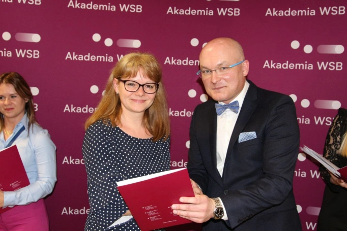 Zdjęcie nr 34 z galerii Absolwenci studiów podyplomowych Akademii WSB odebrali dyplomy oraz wyróżnienia