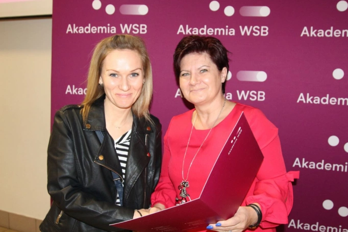 Zdjęcie nr 35 z galerii Absolwenci studiów podyplomowych Akademii WSB odebrali dyplomy oraz wyróżnienia