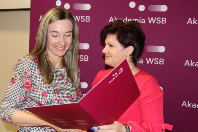 Zdjęcie nr 36 z galerii Absolwenci studiów podyplomowych Akademii WSB odebrali dyplomy oraz wyróżnienia