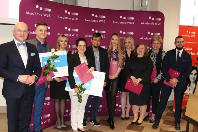 Zdjęcie nr 37 z galerii Absolwenci studiów podyplomowych Akademii WSB odebrali dyplomy oraz wyróżnienia
