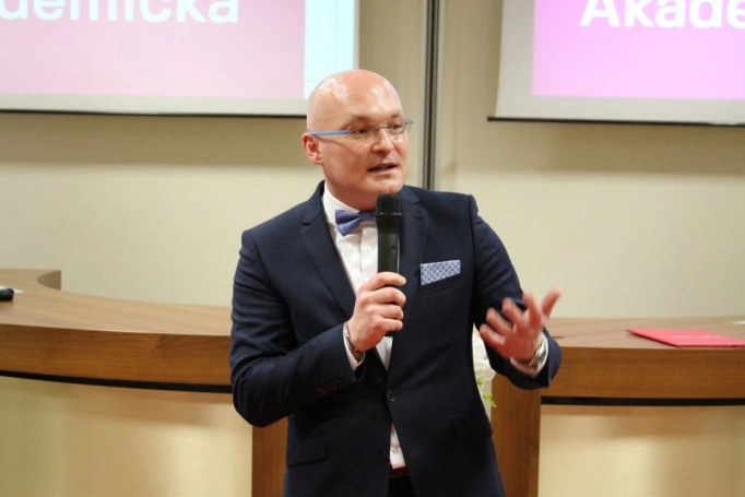 Zdjęcie nr 38 z galerii Absolwenci studiów podyplomowych Akademii WSB odebrali dyplomy oraz wyróżnienia