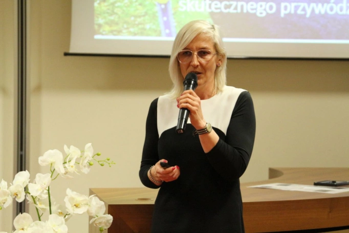 Zdjęcie nr 40 z galerii Absolwenci studiów podyplomowych Akademii WSB odebrali dyplomy oraz wyróżnienia