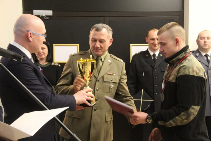 Zdjęcie nr 7 z galerii Błoto, lodowata woda, drut kolczasty, czyli VIII Ogólnopolski Turniej Klas o Profilu Mundurowym 