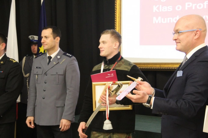 Zdjęcie nr 30 z galerii Błoto, lodowata woda, drut kolczasty, czyli VIII Ogólnopolski Turniej Klas o Profilu Mundurowym 