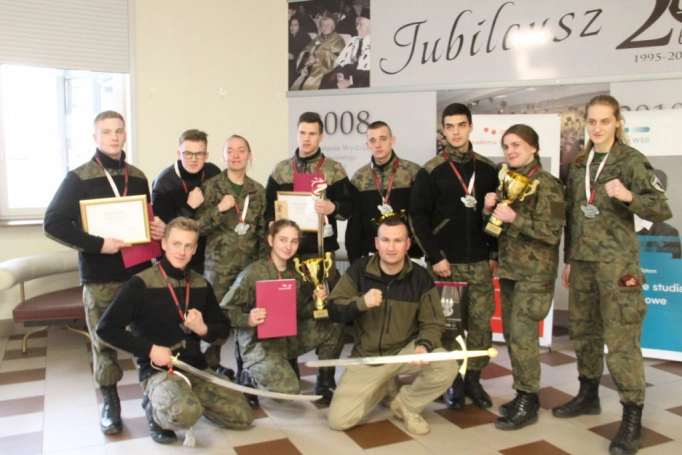 Zdjęcie nr 34 z galerii Błoto, lodowata woda, drut kolczasty, czyli VIII Ogólnopolski Turniej Klas o Profilu Mundurowym 