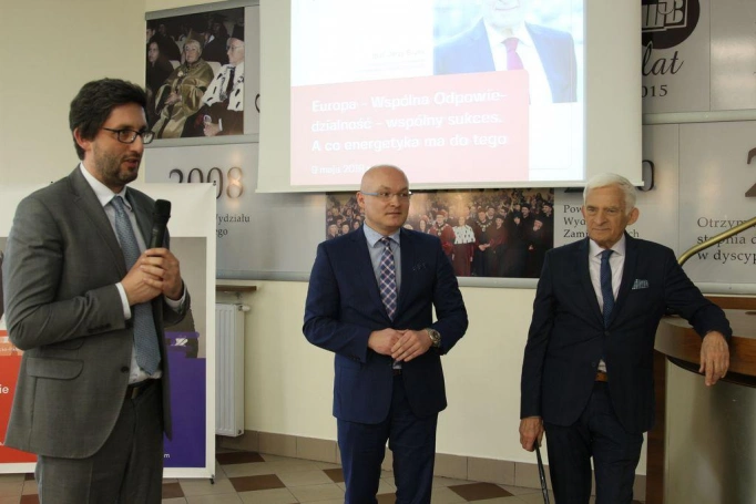 Zdjęcie nr 2 z galerii Wizyta prof. Jerzego Buzka w Akademii WSB