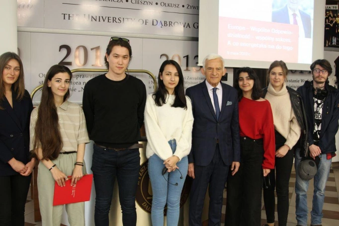 Zdjęcie nr 13 z galerii Wizyta prof. Jerzego Buzka w Akademii WSB