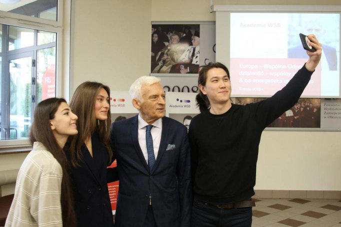 Zdjęcie nr 18 z galerii Wizyta prof. Jerzego Buzka w Akademii WSB