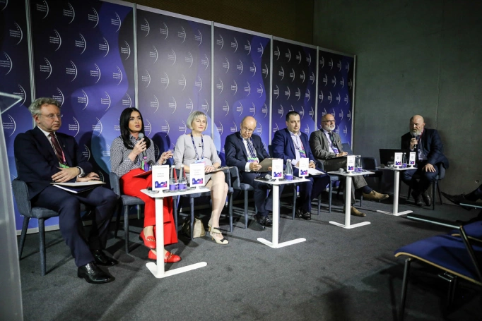 Zdjęcie nr 2 z galerii Rektor Akademii WSB ekspertem XI Europejskiego Kongresu Gospodarczego