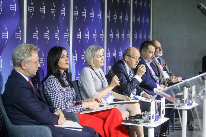 Zdjęcie nr 6 z galerii Rektor Akademii WSB ekspertem XI Europejskiego Kongresu Gospodarczego
