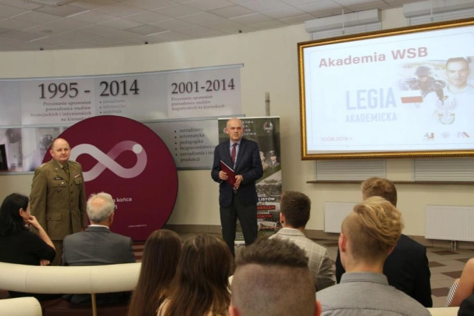 Zdjęcie nr 3 z galerii Legioniści Akademii WSB z kartami powołań na ćwiczenia wojskowe