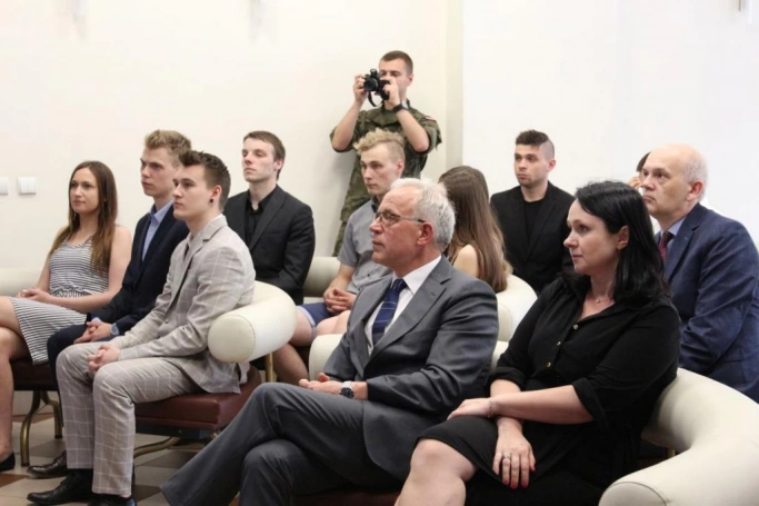 Zdjęcie nr 2 z galerii Legioniści Akademii WSB z kartami powołań na ćwiczenia wojskowe