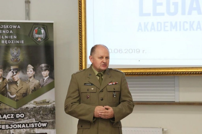 Zdjęcie nr 6 z galerii Legioniści Akademii WSB z kartami powołań na ćwiczenia wojskowe