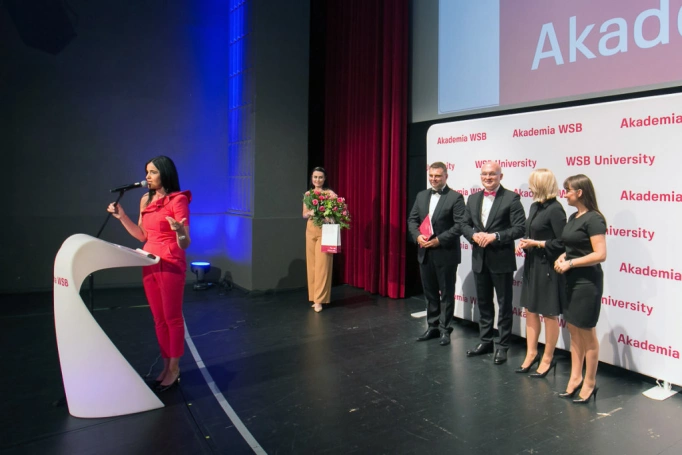 Zdjęcie nr 16 z galerii  Duma, radość i wzruszenie – Gala Akademicka zakończenia studiów podyplomowych