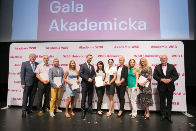 Zdjęcie nr 40 z galerii  Duma, radość i wzruszenie – Gala Akademicka zakończenia studiów podyplomowych