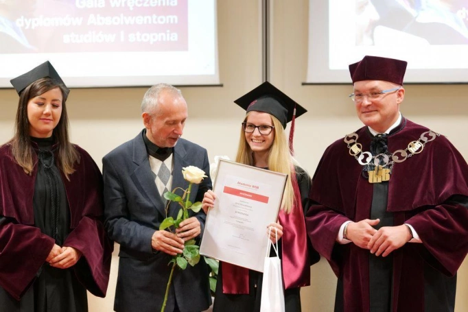 Zdjęcie nr 6 z galerii Absolwenci studiów I i II stopnia odebrali dyplomy!